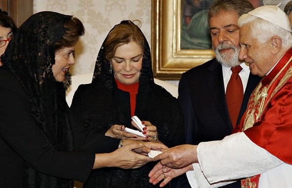 Ainda como ministra, Dilma Rousseff encontrou-se com o Papa Bento XVI, no Vaticano.