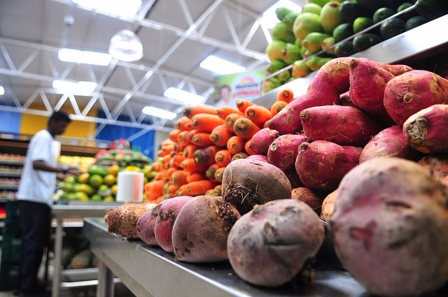 Inflação medida pelo IPC-S cai 0,32% em junho Preço dos alimentos caiu 0,71% em junho