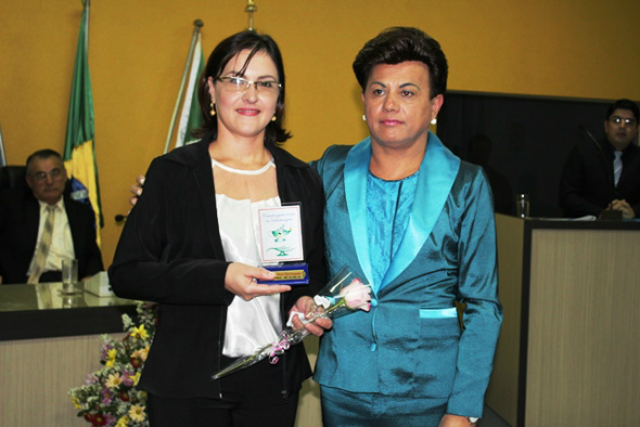 A auxiliar de enfermagem, Maria Elza Fernandes, foi homenageada pelo vereador Ilzo Victor Arce Vieira (SDD) Foto: Moreira Produções
