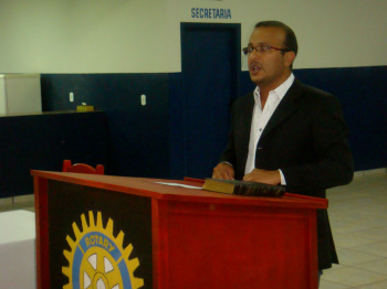 No Dia do Professor, palestra no Rotary de Amambai aborda o tema Educação O professor Ailton Salgado Rosendo.