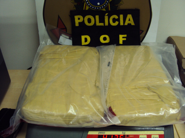 Irmãos são presos com pasta base