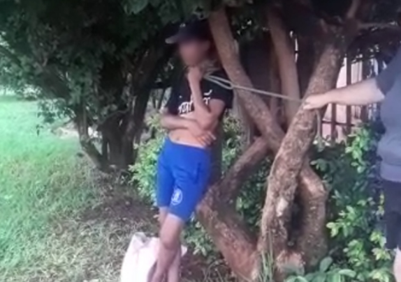 Detida e amarrada por moradores, mulher furta desde 14 anos para comprar droga Mulher, conhecida como Neguinha, foi detida por moradores e amarrada em árvore com um corda até a chegada da polícia (Foto: reprodução/vídeo)