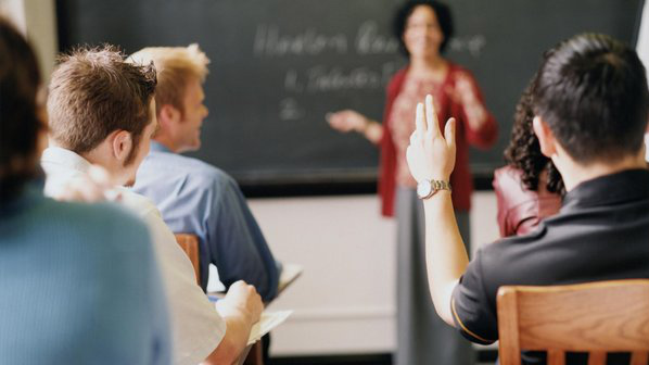 MEC quer mudar lei que permite contratar professores graduados para faculdades