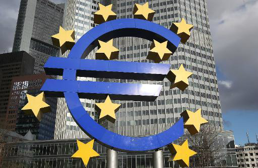 Brasil cresce 0,7% no 4º tri, evita recessão e tem expansão de 2,3% em 2013 Logo do Euro em frente ao Banco Central Europeu em Frankfurt, em 6 de fevereiro de 2014 (AFP/Arquivos, Daniel Roland)