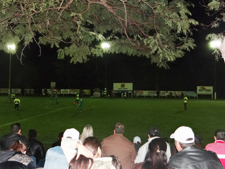 Finalistas da Copa Ouro foram definidos em Amambai Mesmo com tempo frio e após diversos adiamentos, os jogos aconteceram na sede da associação / Foto: Moreira Produções