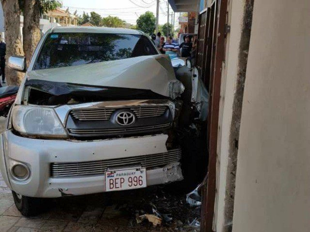 Agricultor foi morto no volante e carro bateu em portão (Foto: Capitan Bado)