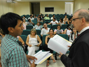 Juiz da Infância autoriza adoção de crianças indígenas em Dourados Juiz Zaloar Murat Martins e representante da comunidade indígena em evento sobre o tema, realizado em Douradosfoto - Hédio Fazan