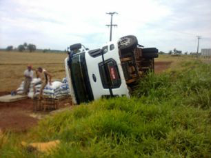 Caminhão com produtos agrícolas tomba na BR-163