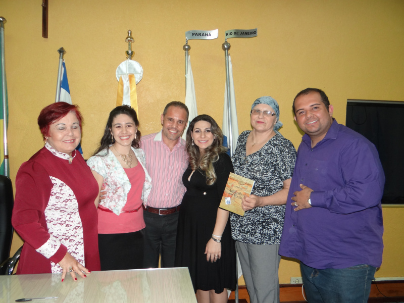 A família e alguns escritores douradenses estiveram presentes para prestigiar o escritor.