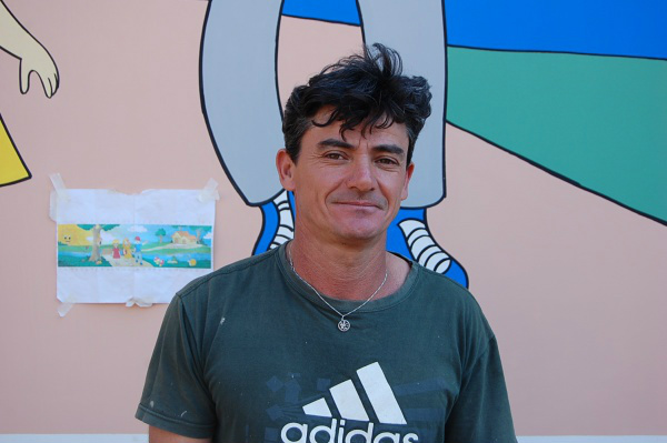Através da pintura, a arte de Rinaldo Garcia dá vida a prédios públicos.