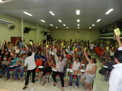 Trabalhadores em Educação votam e dizem sim a proposta do Governo.  Foto: Fetems