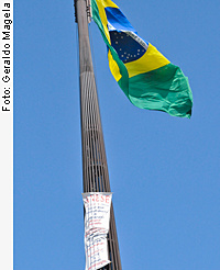 Novo protesto com gasolina no mastro da bandeira Novo protesto com gasolina no mastro da bandeira