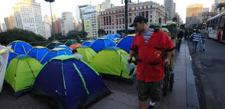 Manifestantes pró-moradia acampam em frente à prefeitura de SP
