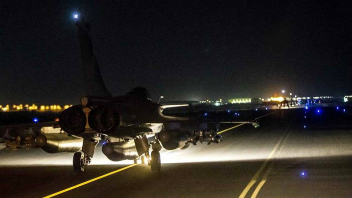 França faz novo ataque aéreo a reduto do Estado Islâmico na Síria Caças da França partem de base na Jordânia para atacar o Estado Islâmico.