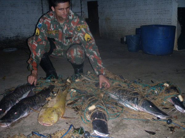 PMA prende pescador fazendo arrastão no rio Coxim