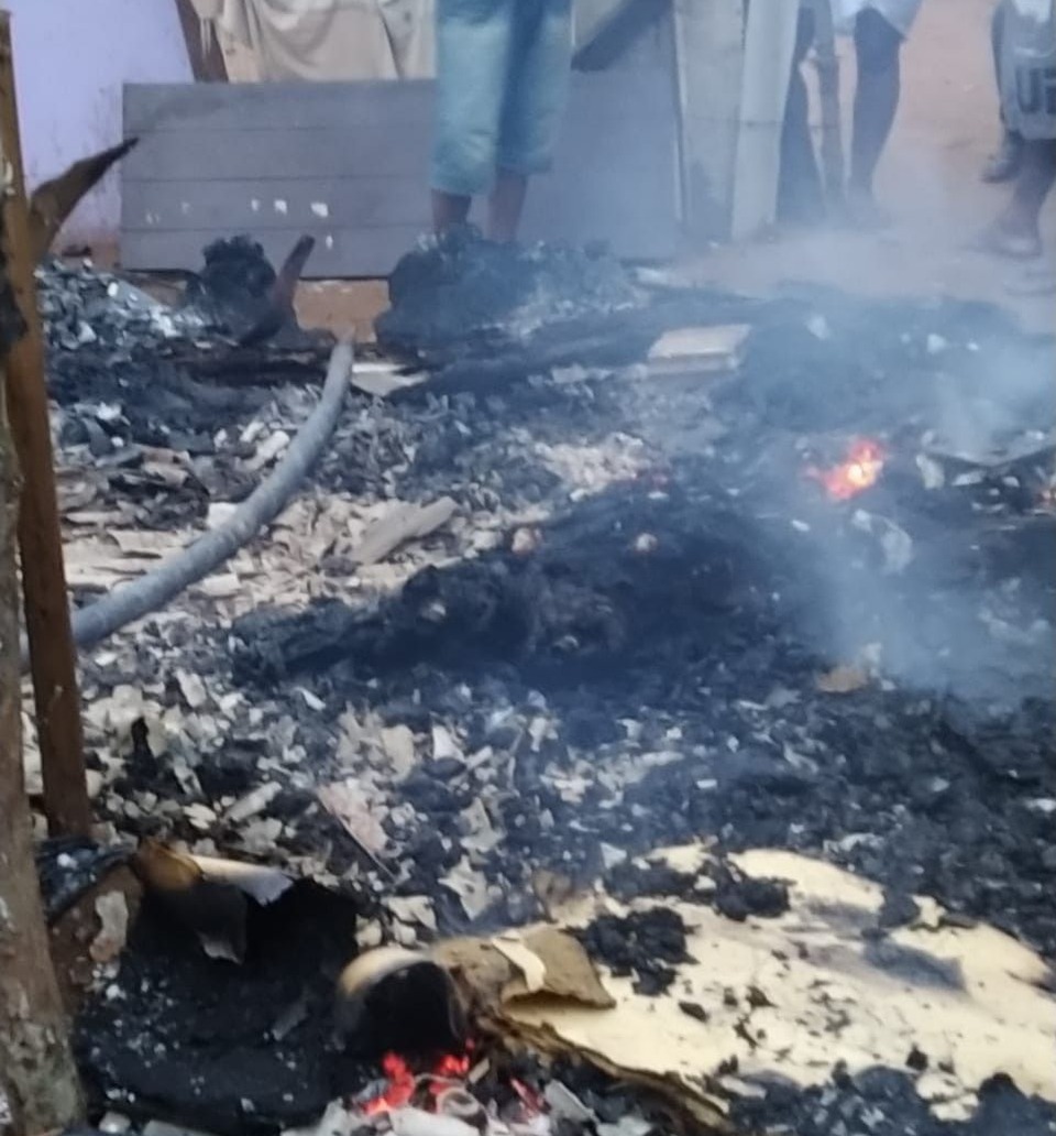 Mulher de 44 anos morre carbonizada, em Amambai Barraco ficou destruído / Foto: Divulgação