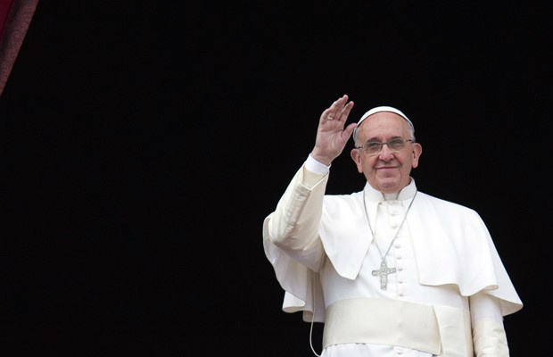 Francisco acena do balcão da Basílica de São Pedro, nesta quinta-feira de Natal, dia 25 (Foto: Alessandra Tarantino/AP)