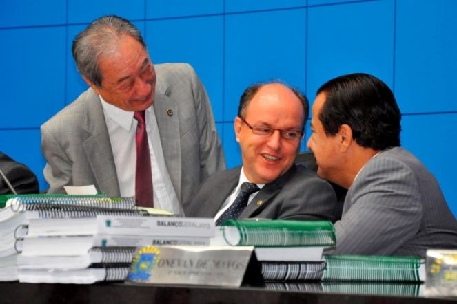Assembleia Legislativa aprova contas do governo de Mato Grosso do Sul O presidente da AL, Junior Mochi conversa com Takimoto e Amarildo (Foto: ALMS)