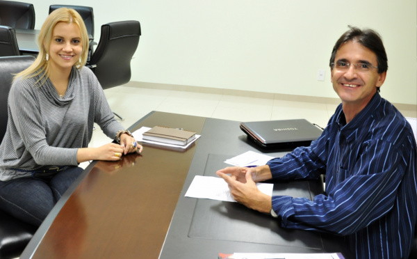 Prefeito Dirceu Lanzarini e a diretora do Procon de Amambai, Andréia Tobias.