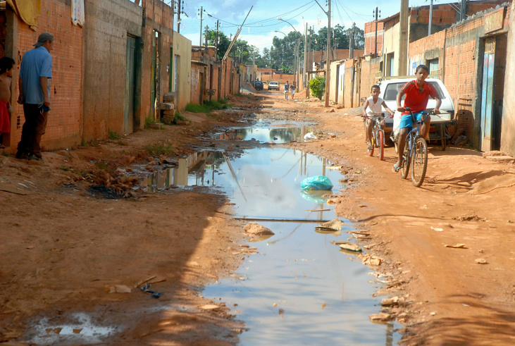 Rua sem coleta de esgoto no Distrito Federal. / Foto: Agência Brasil