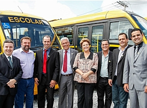 Dilma dá verba recorde a ônibus escolar e associa a própria imagem ao programa Dilma dá verba recorde a ônibus escolar e associa a própria imagem ao programa