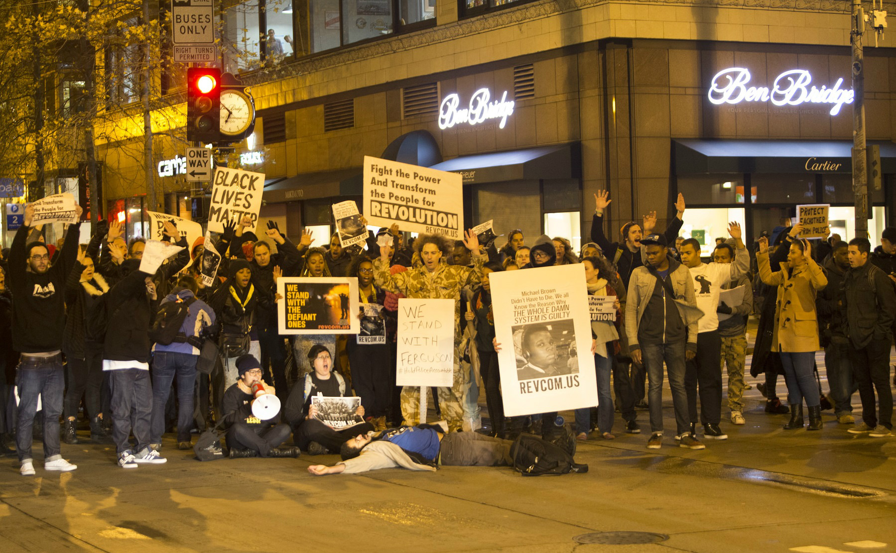 Morte de mais um jovem negro pela polícia reacende tensao racial nos EUA