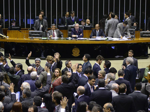 Deputados vão ao STF contra emenda que trata das doações de empresas a partidos
