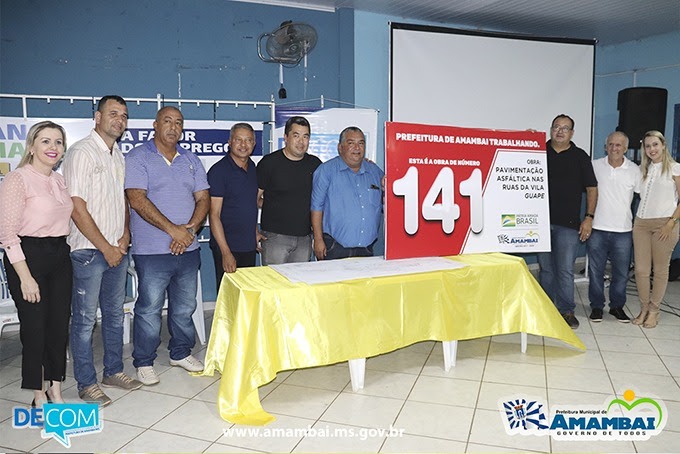 Autoridades do município de Amambai, durante solenidade de assinatura da Ordem de Serviço, realizada na sede da Associação de Moradores da vila Guape / Foto: Decom