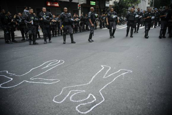 Anistia Internacional: letalidade policial na Copa se repete antes da Olimpíada Rio de Janeiro - Em 2014, ativistas e moradores de comunidades carentes de Copacabana protestaram nas ruas do bairro contra a Copa do Mundo e pelo fim da violência policial nas favelas