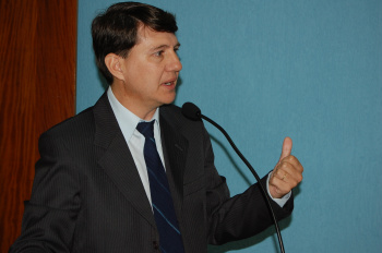Vereador Cristino anuncia recursos para asfalto na vila Pimentel Vereador Cristino Toledo reivindica melhorias para a vila Pimentel. Foto: Moreira Produções