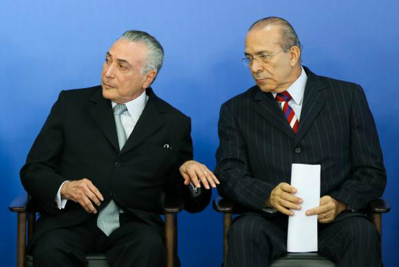 Impeachment: Padilha se diz preocupado com possibilidade de reversão de votos O presidente da República interino Michel Temer e o ministro da Casa Civil, Eliseu Padilha, durante a possede Torquato Jardim na pasta da Transparência, Fiscalização e Controle