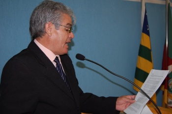 Coconho cobra a contratação de professores para a Uems de Amambai Vereador Coconho fazendo a leitura do manifesto elaborado pelos alunos da Uems. Foto: Moreira Produções