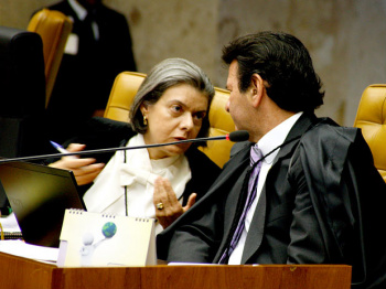 Ministra Cármen Lúcia conversa com o colega Luiz Fux durante a sessão plenária do STFFoto: Gervásio Baptista/STF/Divulgação