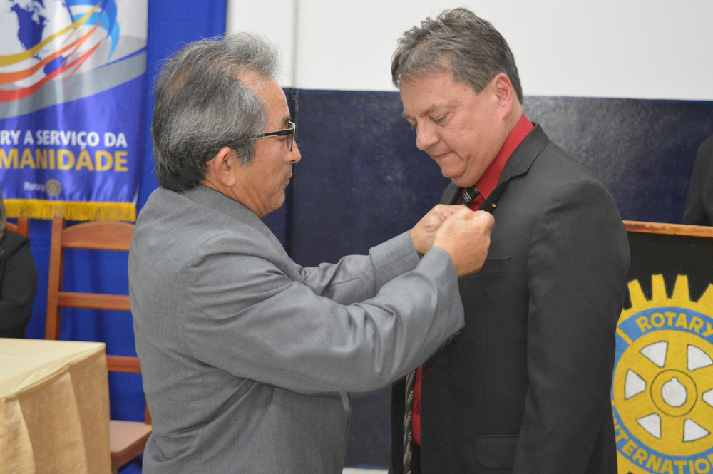 Rotary de Amambai realizou posse de dirigentes 2017/2018 nessa segunda (3) Momento em que o Darlan recebe o broche de presidente do companheiro Edno Saldanha,que presidiu o clube no ano rotário 2017/2018