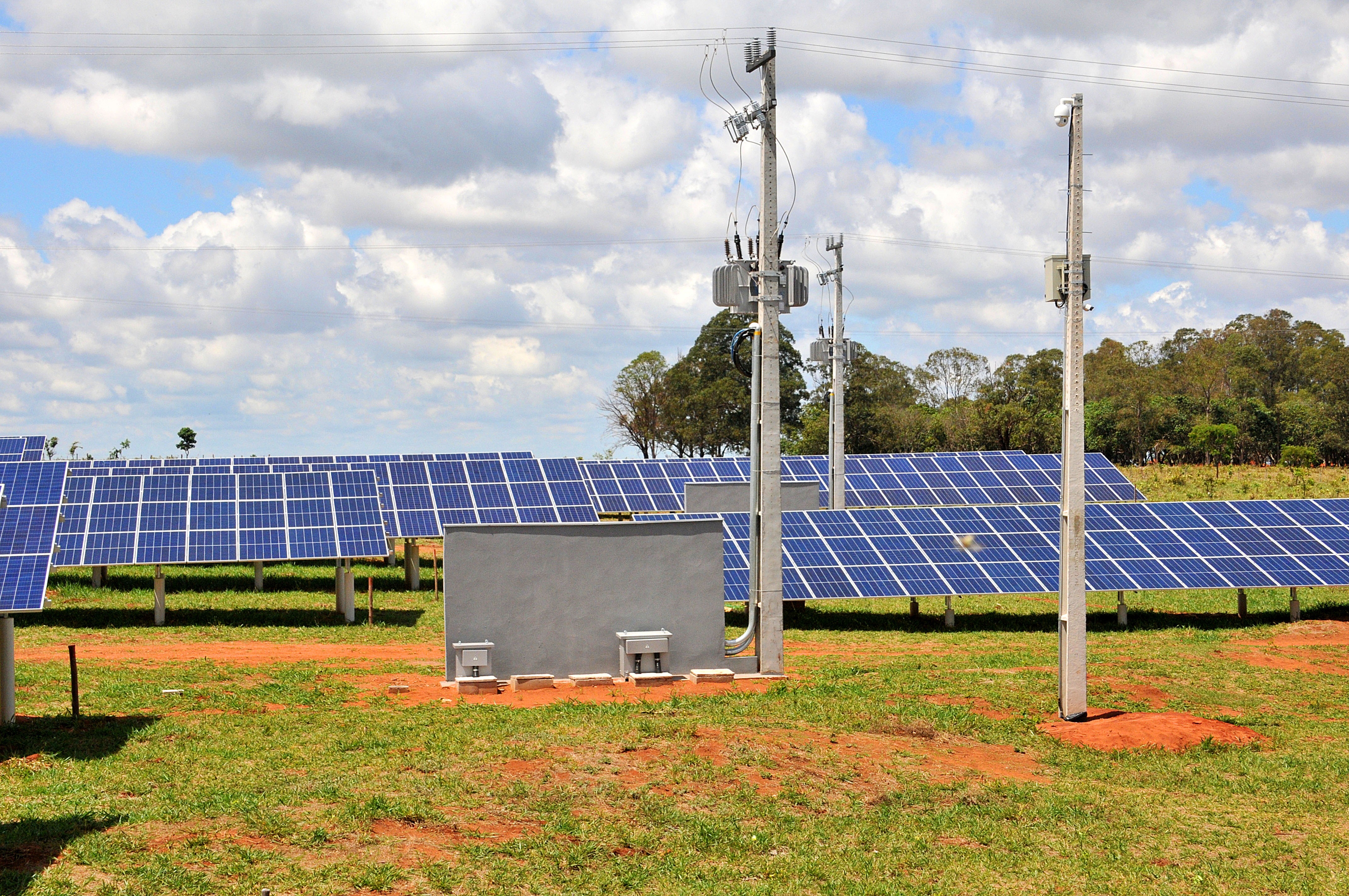 Brasil alcança recorde na geração de energia solar Fazendas geradoras como esta, em Jaraguari, ajudam no aumento da capacidade instalada - Foto: Foto: Valdenir Rezende/Correio do Estado