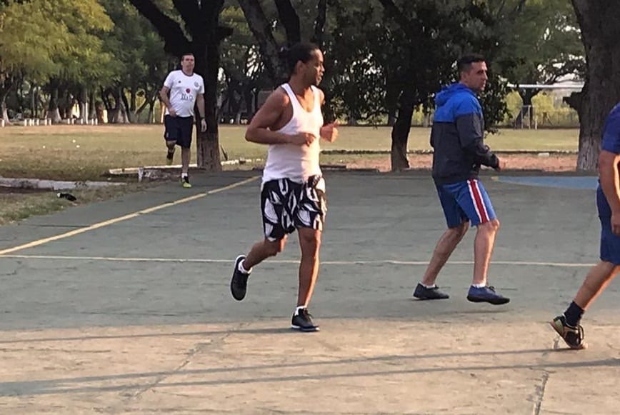 Ronaldinho completa um mês de cadeia no Paraguai R10 fechou 30 dias de prisão no Paraguai e já coleciona históriasFoto: Reprodução/Facebook