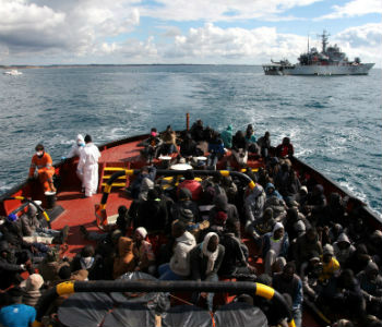 Refugaidos atravessam o mar Mediterrâneo em direção à Itália. Foto: Acnur/Francesco Malavolta