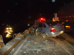 A caminhonete em que estavam os idosos caiu no rio Brilhante. Eles morreram no local do acidente. (Fotos: Dourados Agora)