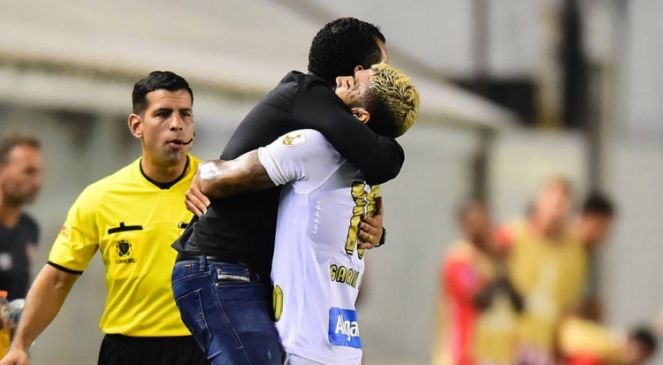 Santos vence o Estudiantes e encaminha classificação Gabigol abraça Jair Ventura após desencantar (Foto: Gazeta Press)