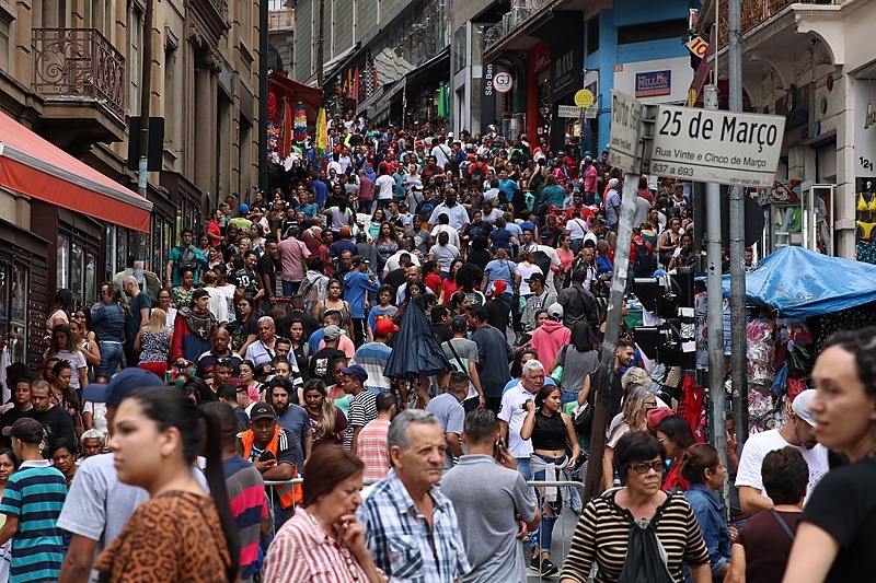 Renda emergencial: como saber se você está inscrito no Cadastro Único Tradicional rua do comércio em São Paulo (SP) reúne muitos trabalhadores informais, que é uma das classes mais prejudicadas com a quarentena - Foto: Rovena Rosa/Agência Brasil