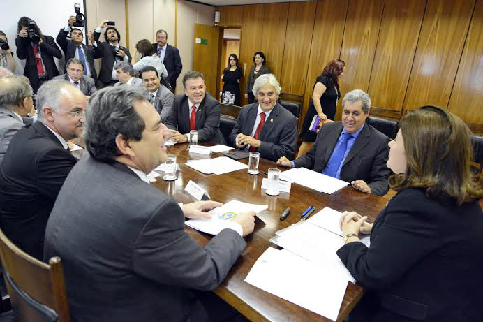 Ministra do Planejamento confirma ferrovias e dá retorno positivo sobre BR-419 Bancada de MS reunida com a ministra Miriam Belchior.