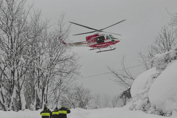 Itália – Equipes do Corpo de Bombeiro trabalham no resgate de vítimas de uma avalanche que ocorreu na cidade de Farindola e atingiu um hotel. (Foto: Matteo Guidelli/divulgação/Agência Lusa)