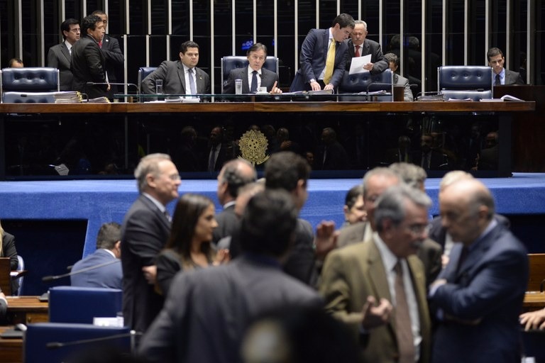 Senado acelera tramitação do projeto de modernização trabalhista Senadores aprovaram o regime de urgência por 46 votos a 19