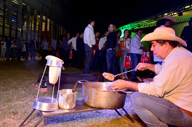 Mais de 1500 pessoas conhecem cultura pantaneira através da culinária Por 12 anos Sr. Hélio Martins Lopes, mais conhecido como Sr. Helinho, foi condutor de comitiva pantaneira.