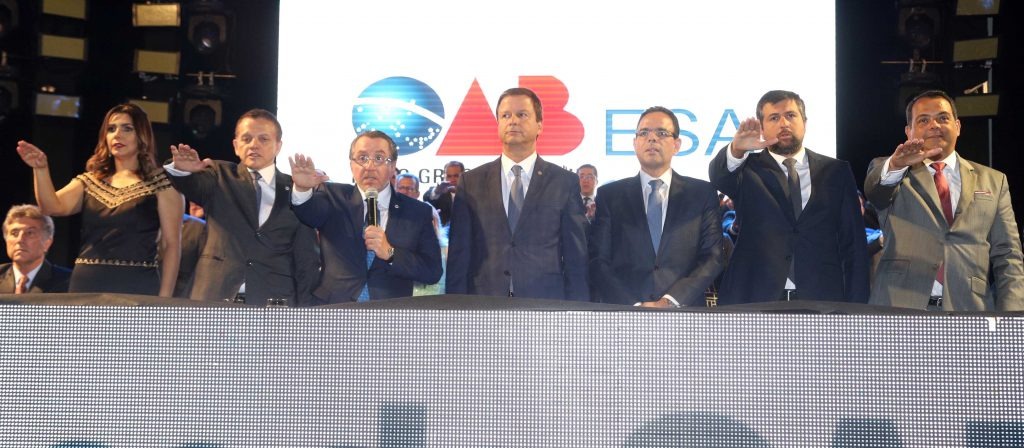 Presidente Mansour Karmouche toma posse com Diretoria e Conselho da OAB Membros da Diretoria fazem juramento no momento da posse