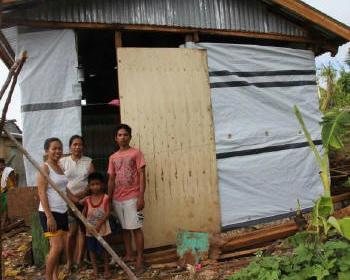 Família filipina reconstrói a sua casa