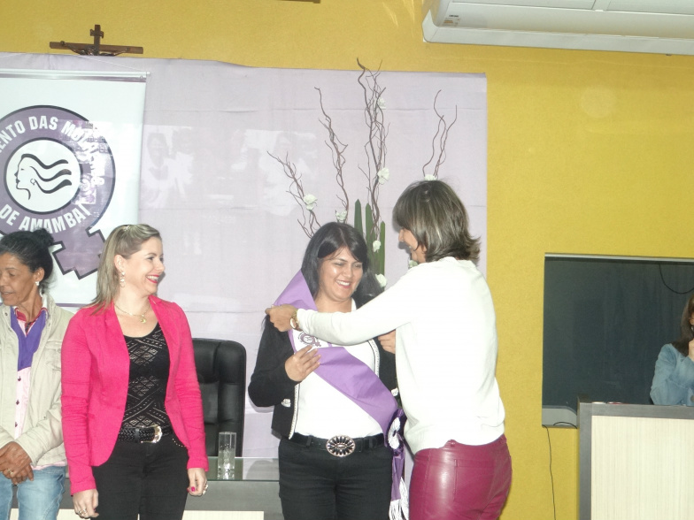 Movimento das Mulheres de Amambai empossa nova diretoria Gelza Dutra passou sua faixa de presidente para Derli Jaime / Foto: Moreira Produções