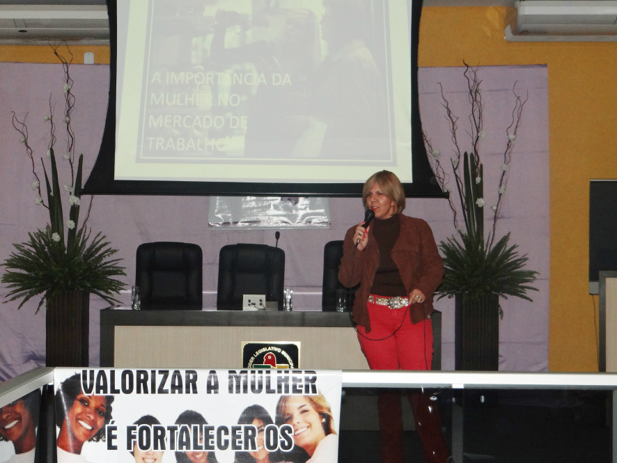 Movimento das Mulheres de Amambai empossa nova diretoria A professora, administradora e consultora empresarial, Vera Struckl, palestrou sobre o tema A importância da mulher na sociedade. / Foto: Moreira produções