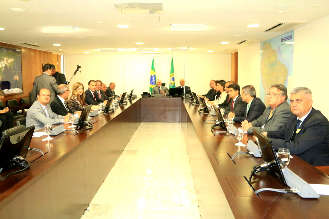 Governo Federal autoriza presença de Forças Armadas em fronteira de MS Governadora do MS em exercício, Rose Modesto e Secretário Estadual de Justiça e Segurança Pública do Estado, José Carlos Barbosa, participaram de reunião com o Presidente Michel Temer e governadores dos estados da região Norte e Mato Grosso sobre segurança pública na tarde desta quarta-feira (18).