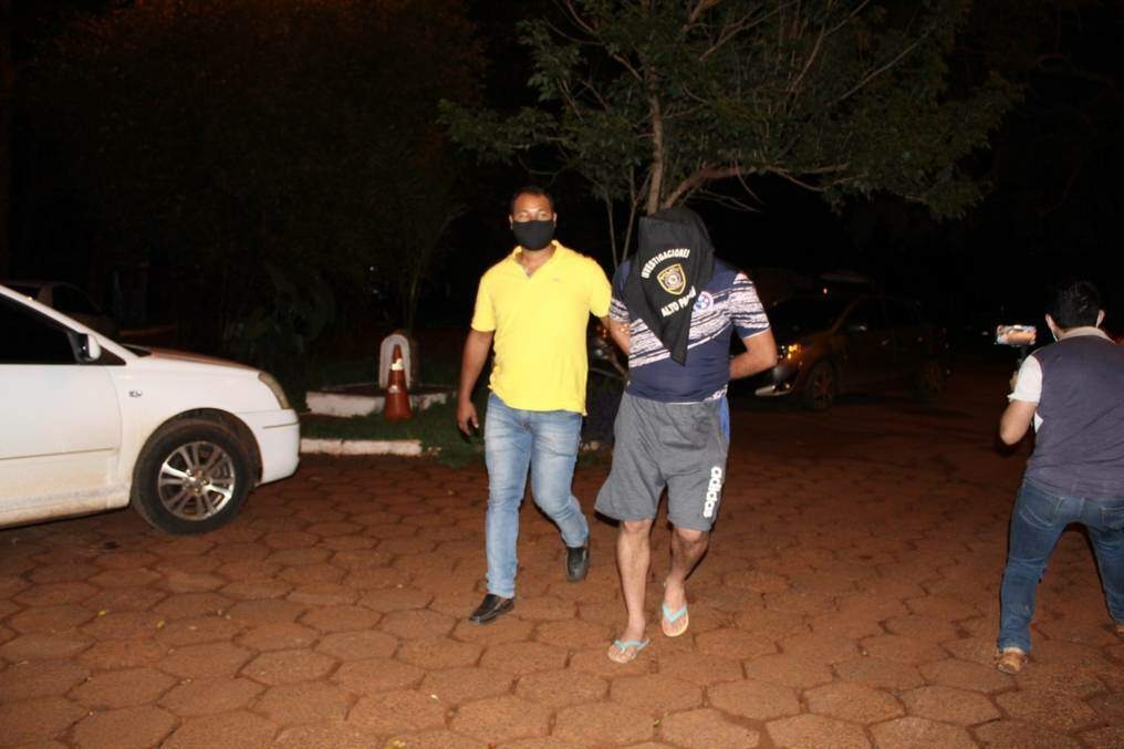 Policiais paraguaios sequestram brasileiros para extorquir R$ 25 mil Um dos policiais presos por extorsão contra brasileiros (Foto: La Nación)